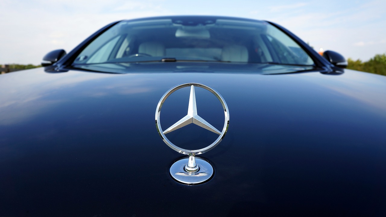 Mercedessterne abmontiert und geklaut