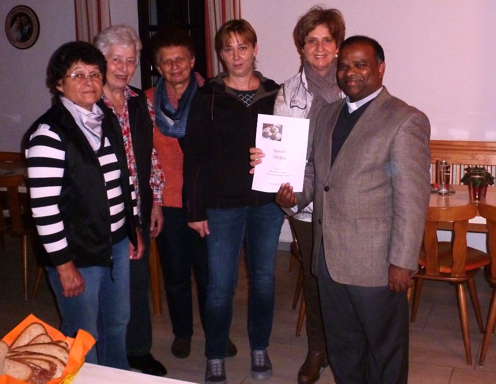 Frauengruppe spendet für Schule in Indien