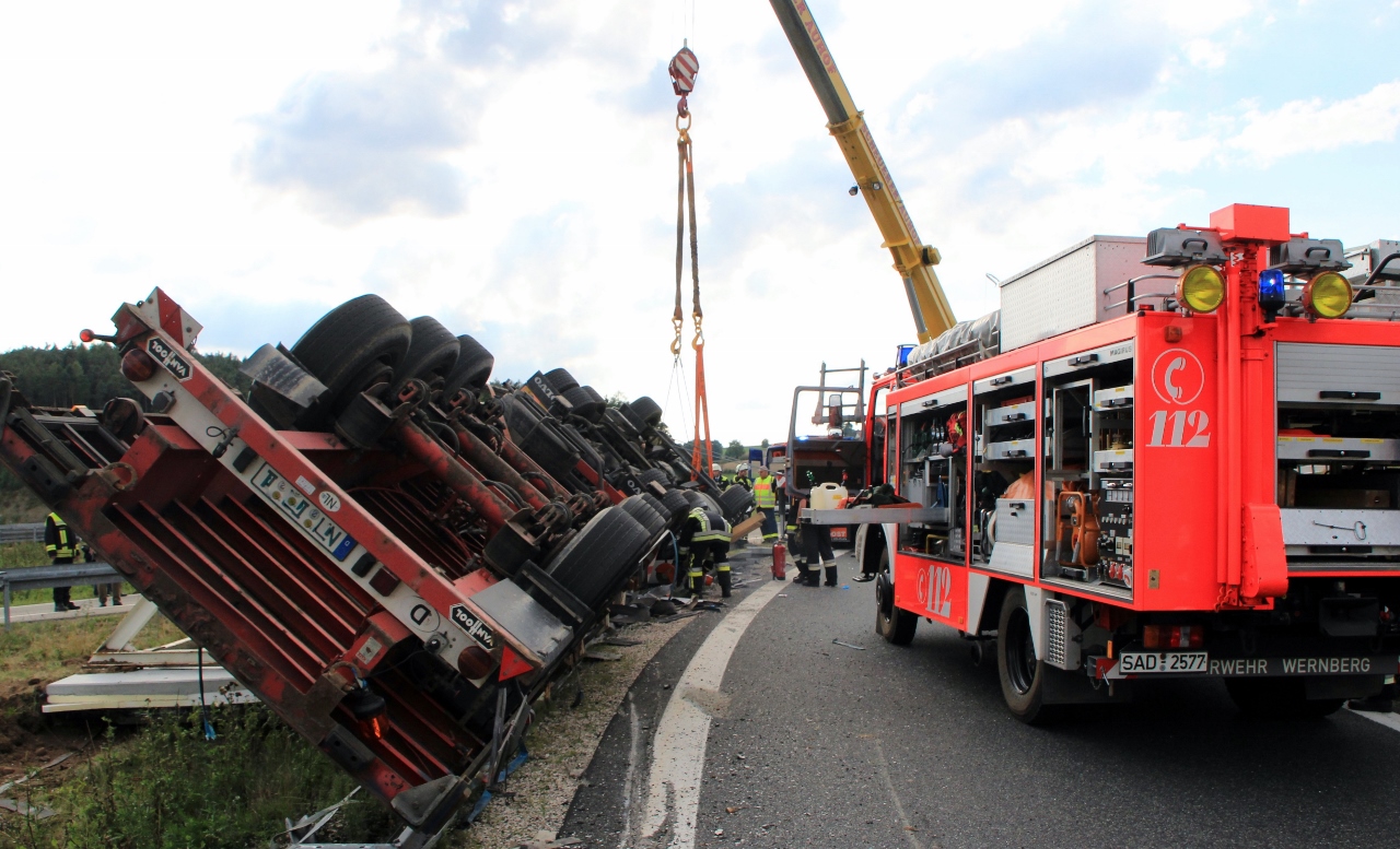 Lkw kippt auf A93 um: Schwerverletzter und 200.000 Euro Schaden