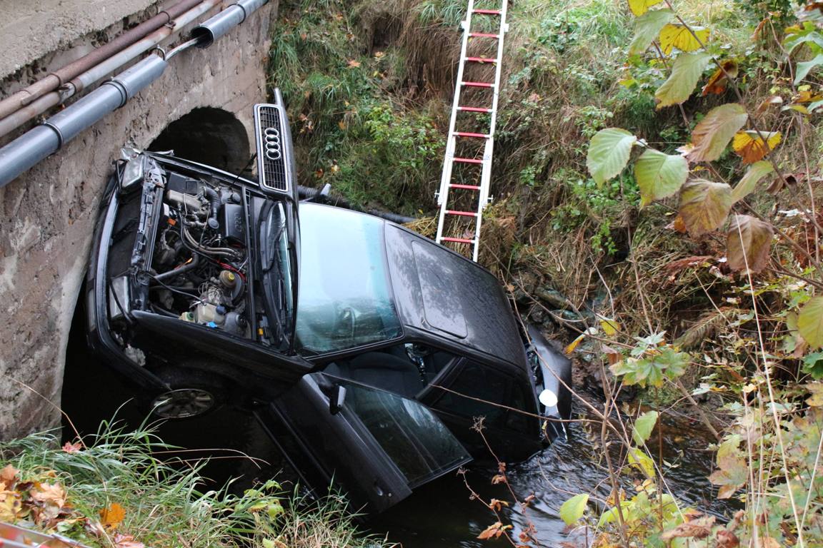 Auto fährt von Brücke