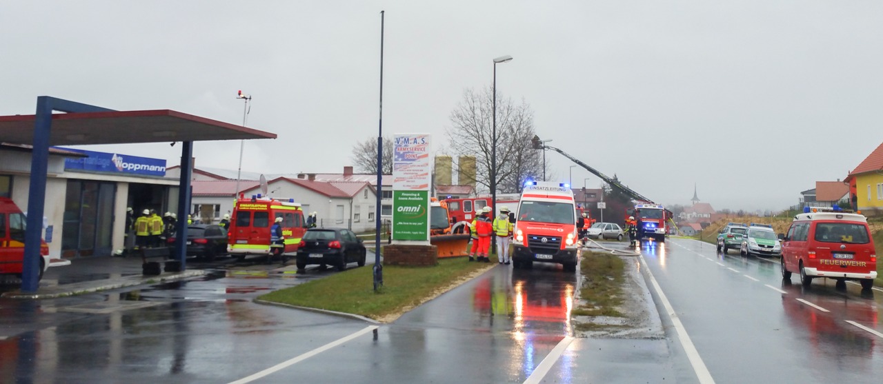 Explosionsgefahr: Großbrand in Lagerhalle