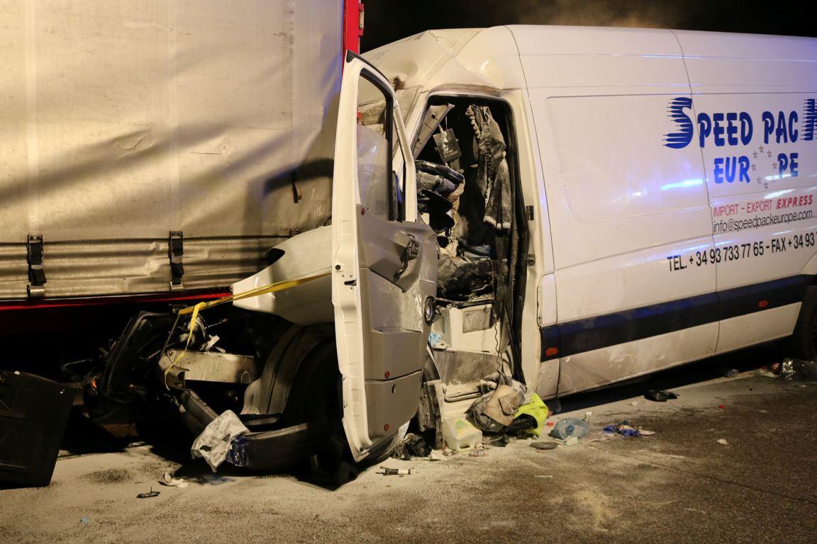 Kleintransporter kracht in LKW