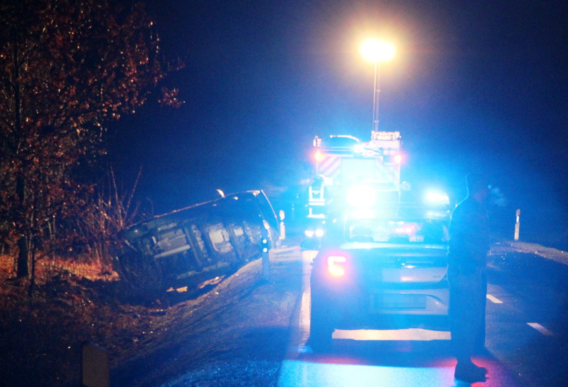 Jeep überschlägt sich auf rutschiger Fahrbahn