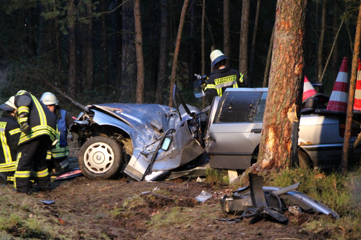 Junger Fahrer bei Unfall lebensgefährlich verletzt