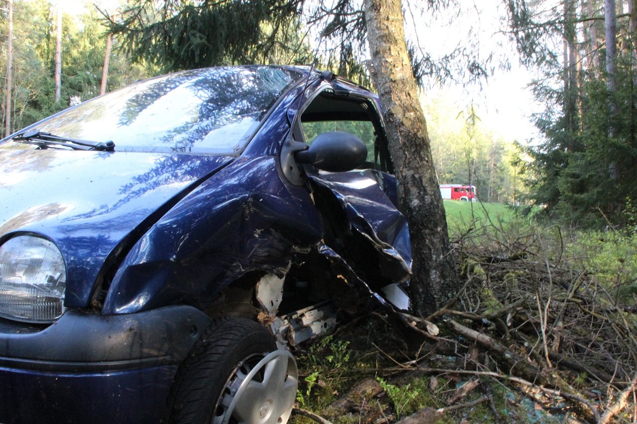 Unfall bei Pressath – Renault kracht in Baum