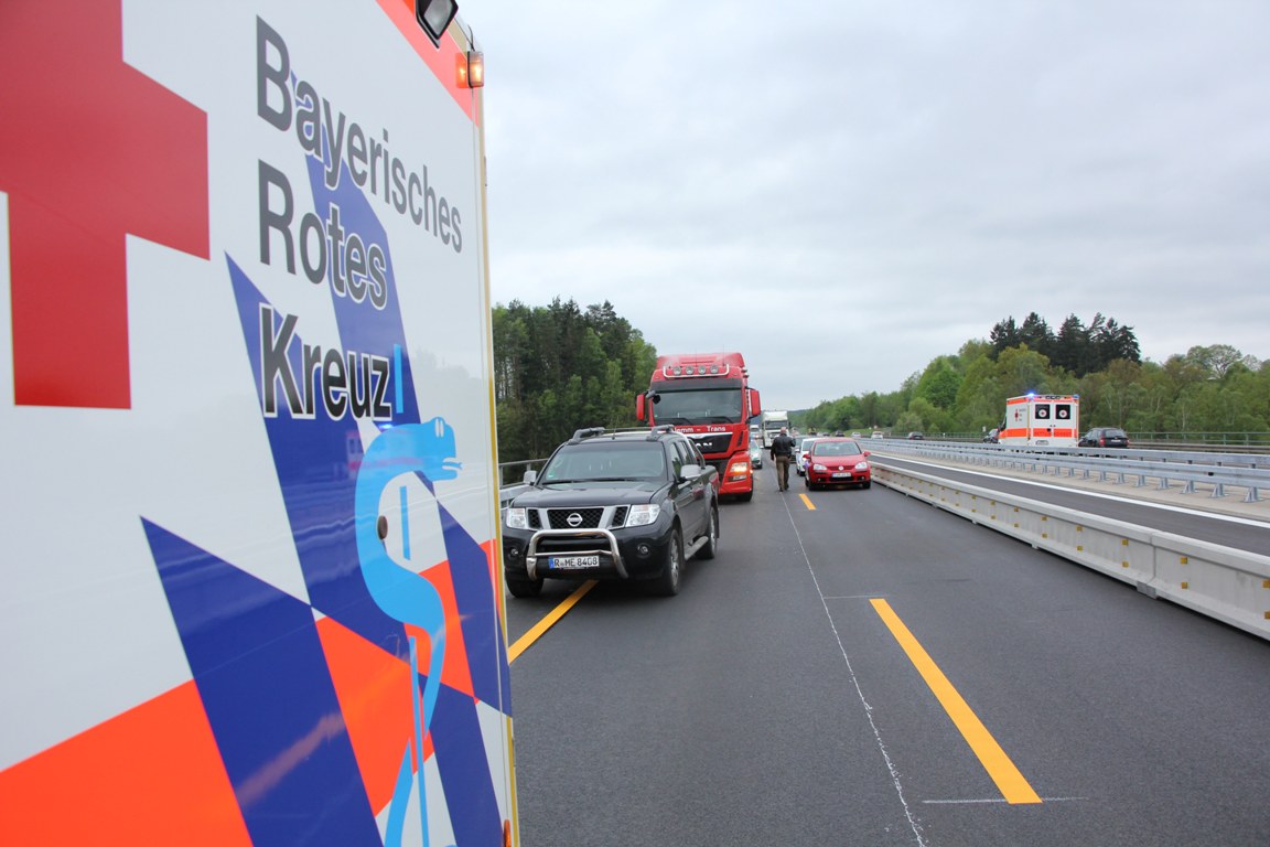 Laster kracht auf Vordermann