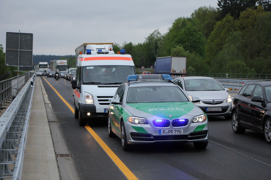 Krankenwagen verunfallt auf A93