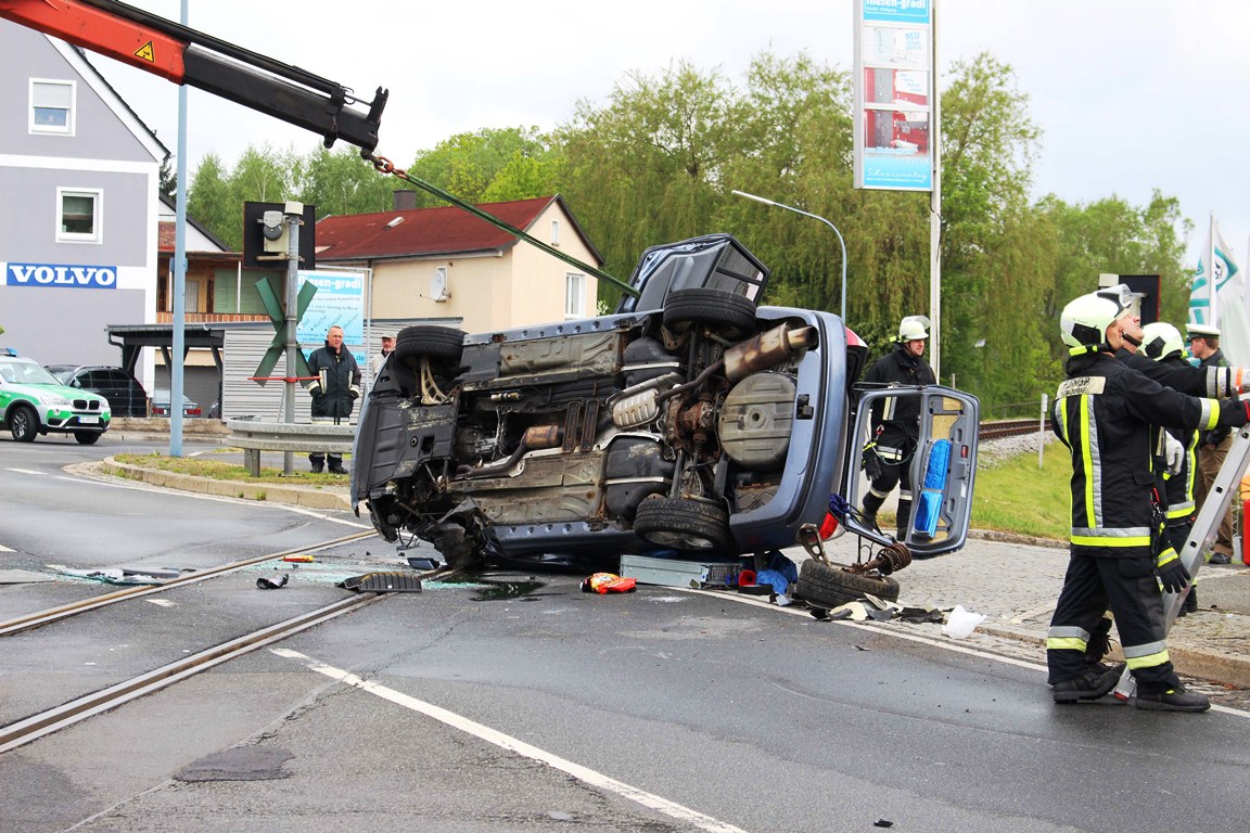 BMW überschlägt sich und bleibt auf Gleisen liegen