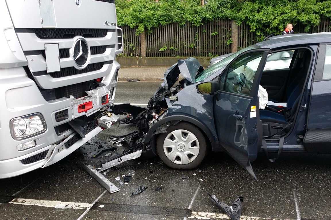 [Update] Renault kracht frontal in LKW