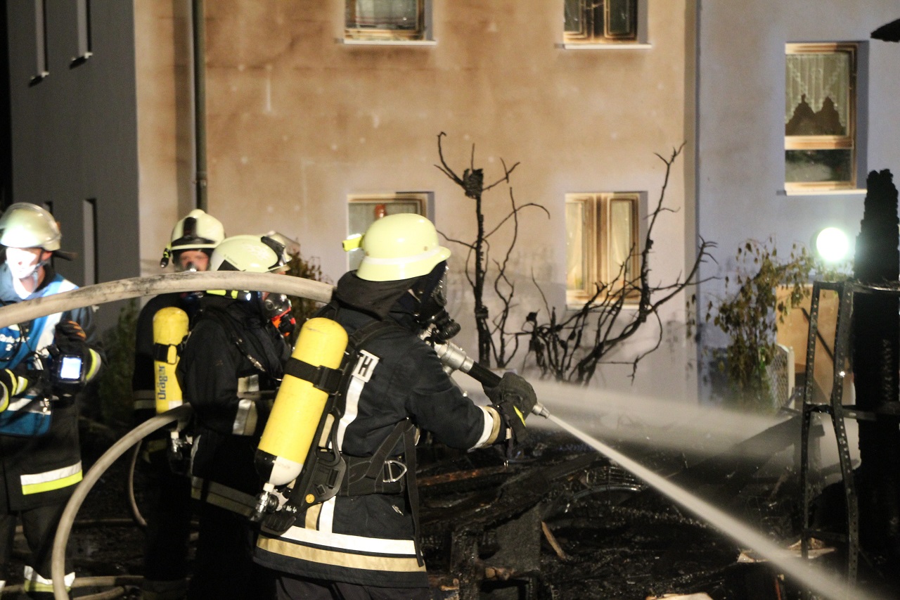 [Update] Mehrere Autos und Schuppen meterhoch in Flammen