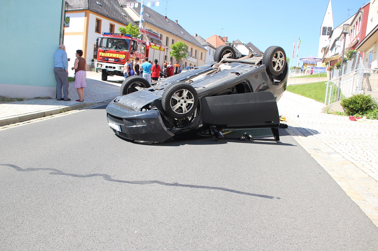 Auto überschlägt sich auf Marktplatz