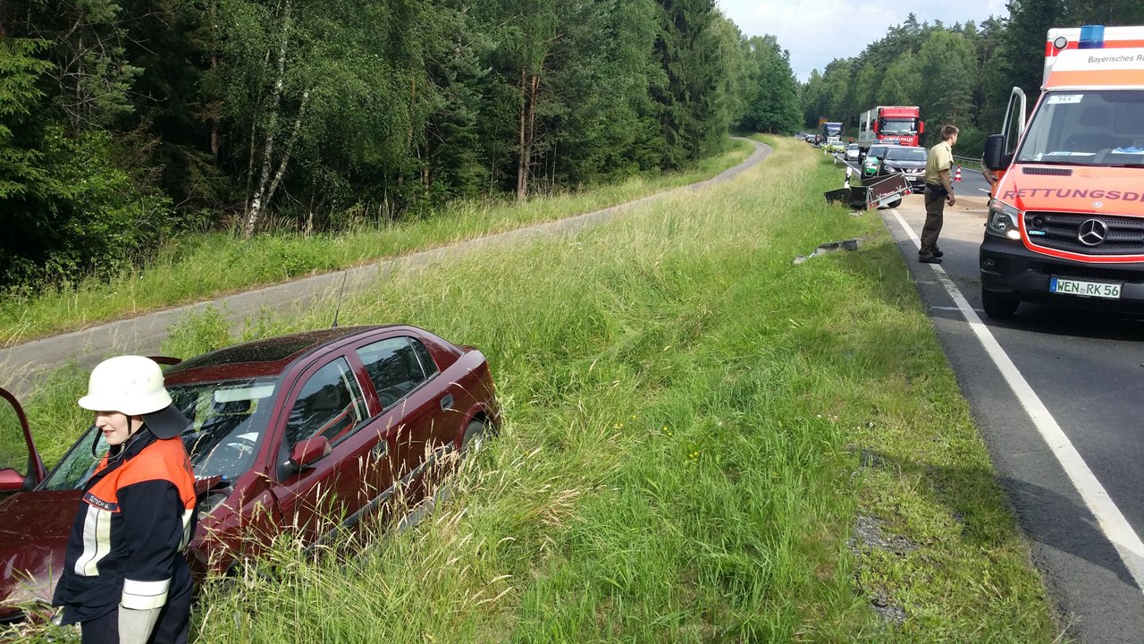 [Update] Reifen geplatzt – Auto landet im Graben