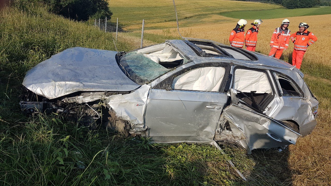 [Update] Völlig demoliertes Auto auf A93 – Fahrer verschwunden