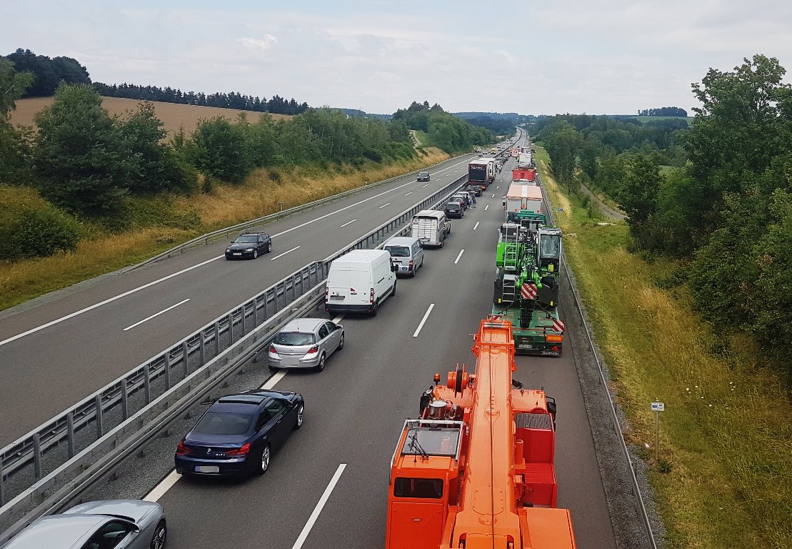 A93 gesperrt: Zwei Schwerverletzte