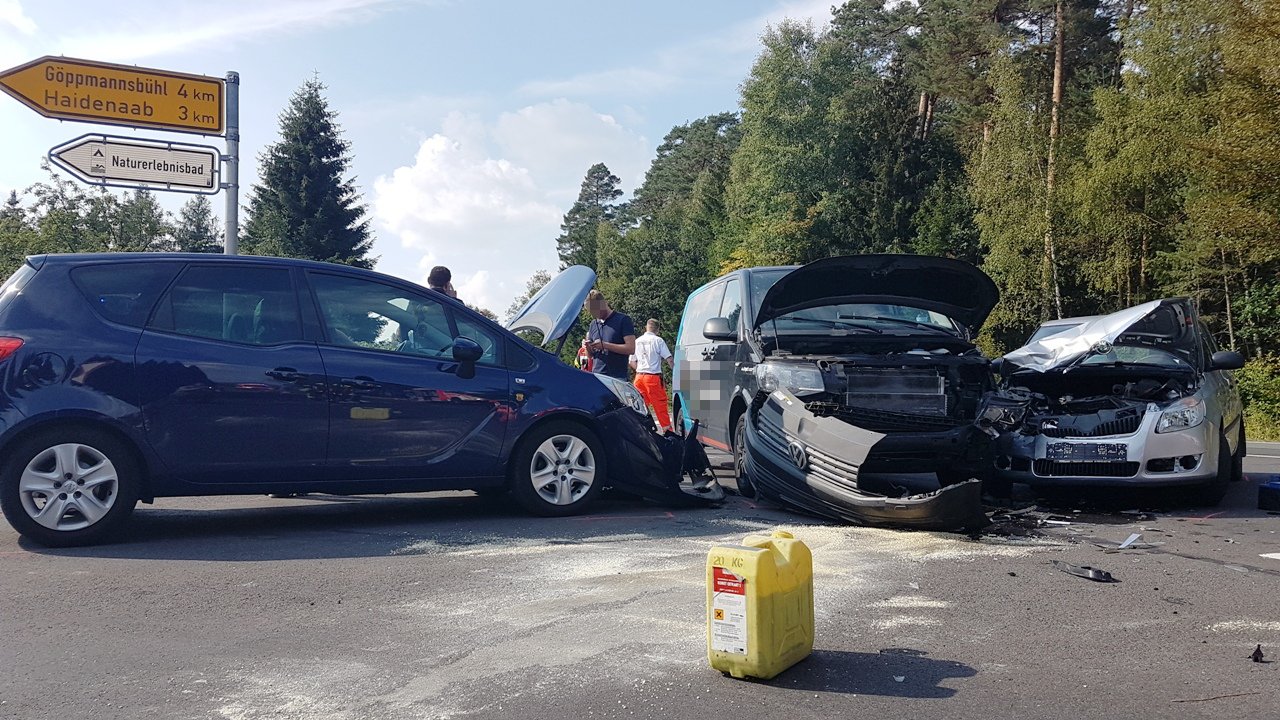 [Update] Zwei Autos und Kleinbus kollidieren