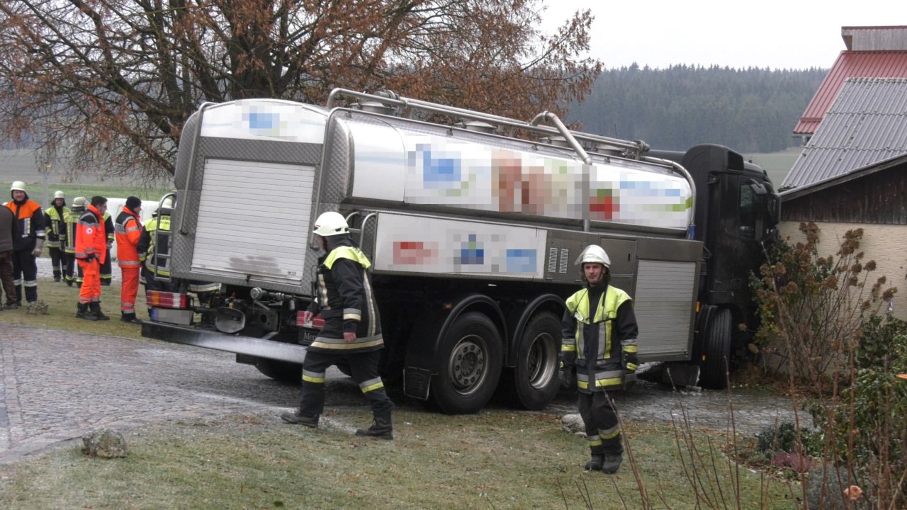 [Update] Lkw fährt in Garage