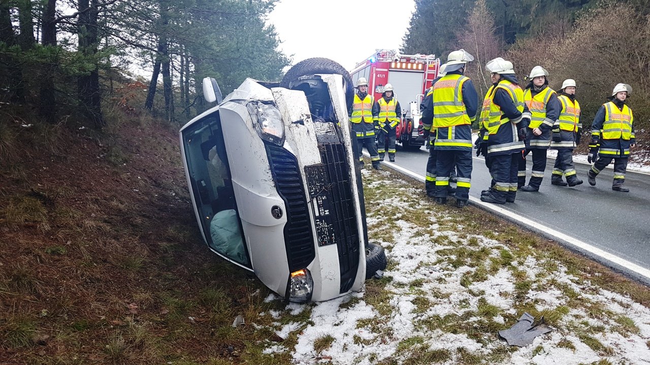 Schulbus-Fahrer übersieht Autofahrerin: Skoda überschlägt sich