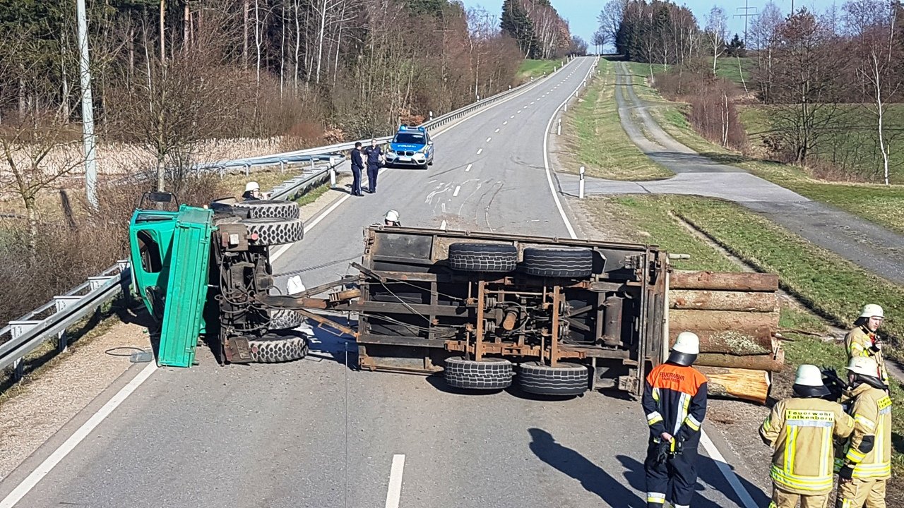 Spektakulärer Unfall: Unimog kippt auf Leitplanke