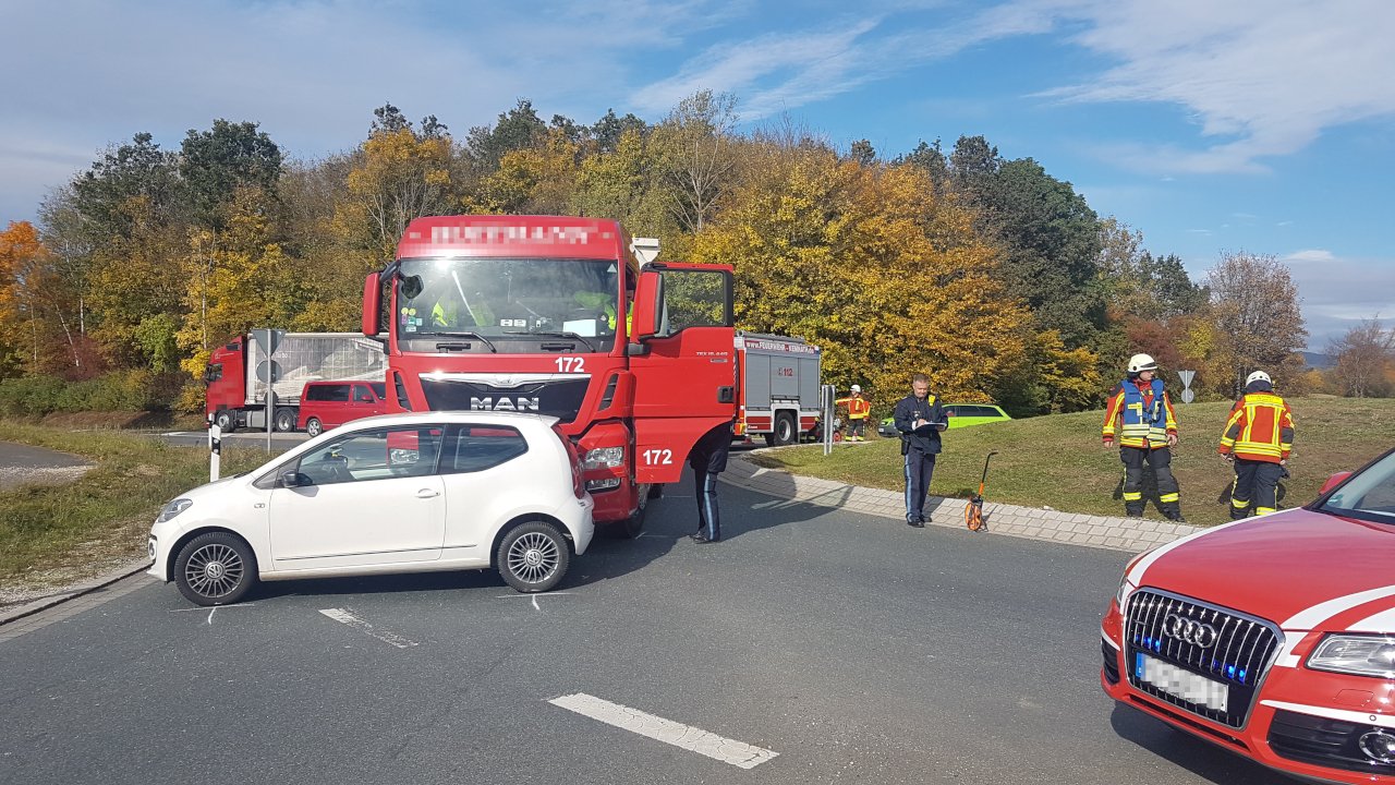 Lastwagen kollidiert mit Auto im Kreisverkehr