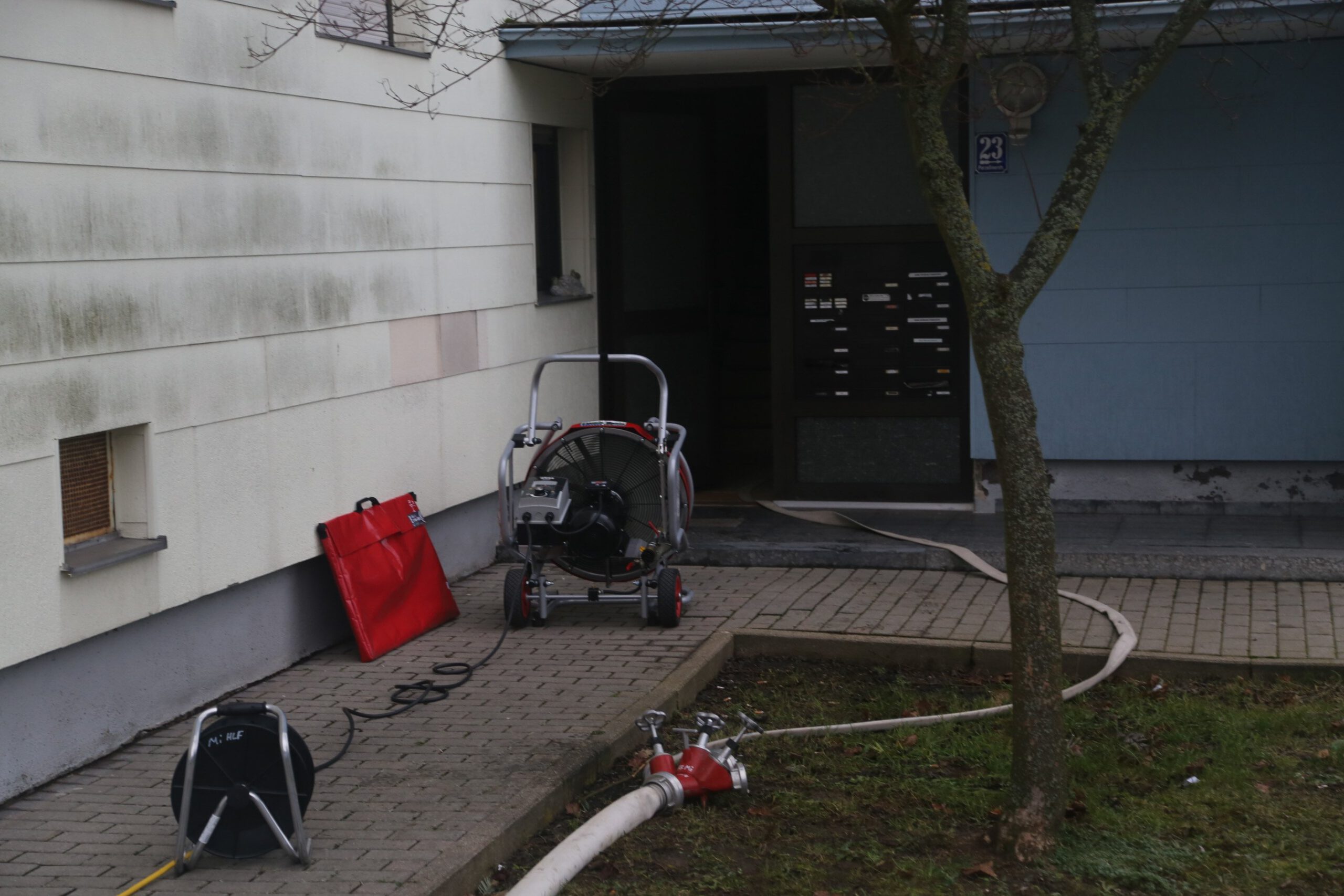 Kerze setzt Couch in Brand
