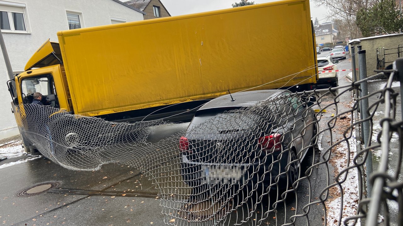 [Update] Lkw kracht in Zaun: Fahrer verstorben