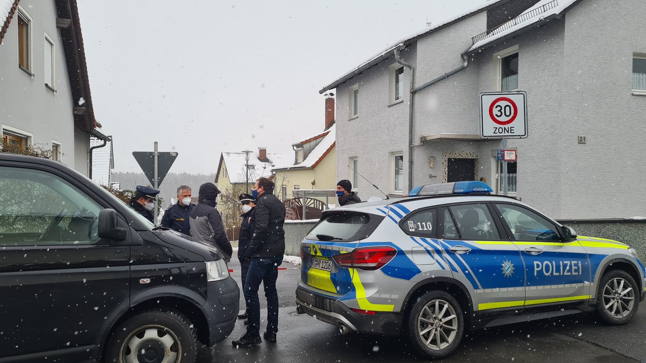 [Update] Raubüberfall auf Seniorin (91): Person mit auffälliger Jacke gesucht