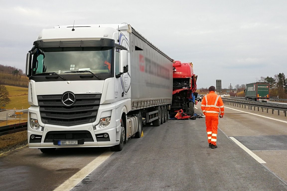 [Update] Lkw rast ungebremst auf Vordermann: Fahrer stirbt