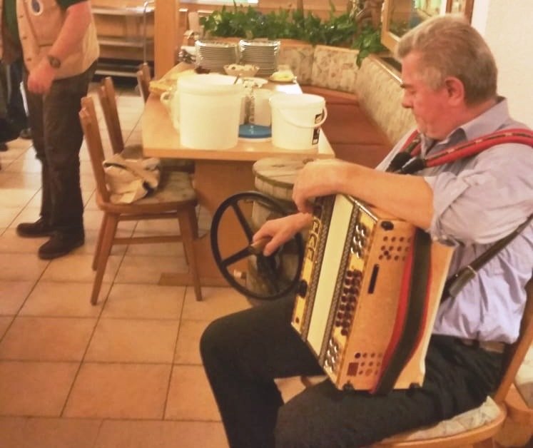Butterfass und Musik beim Hutza-Abend