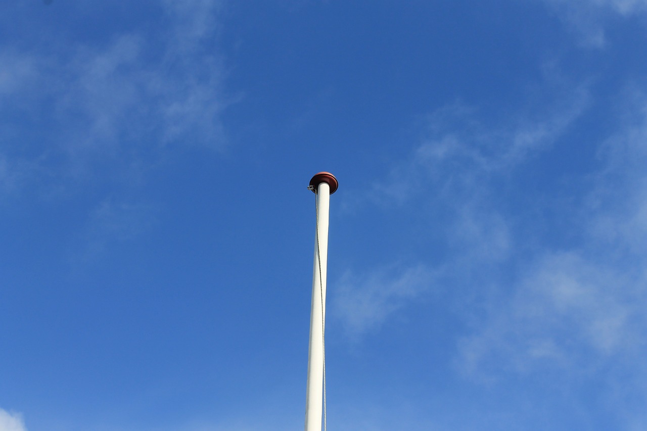 Fahnenmast aus Verankerung gerissen