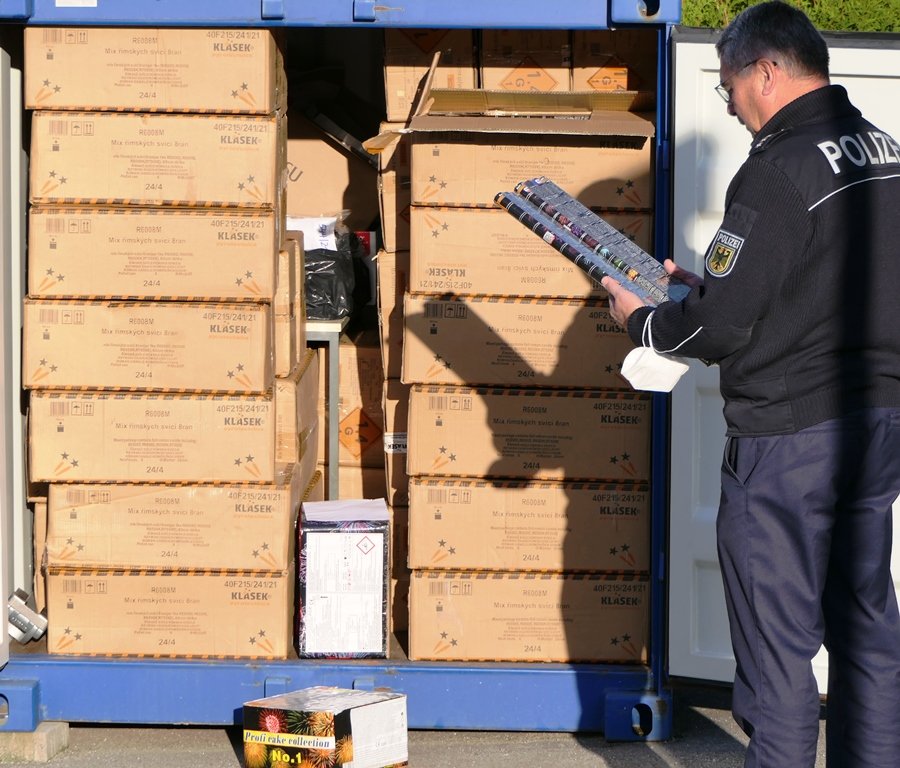 Hochexplosiv: Polizei stellt Feuerwerksschmuggler