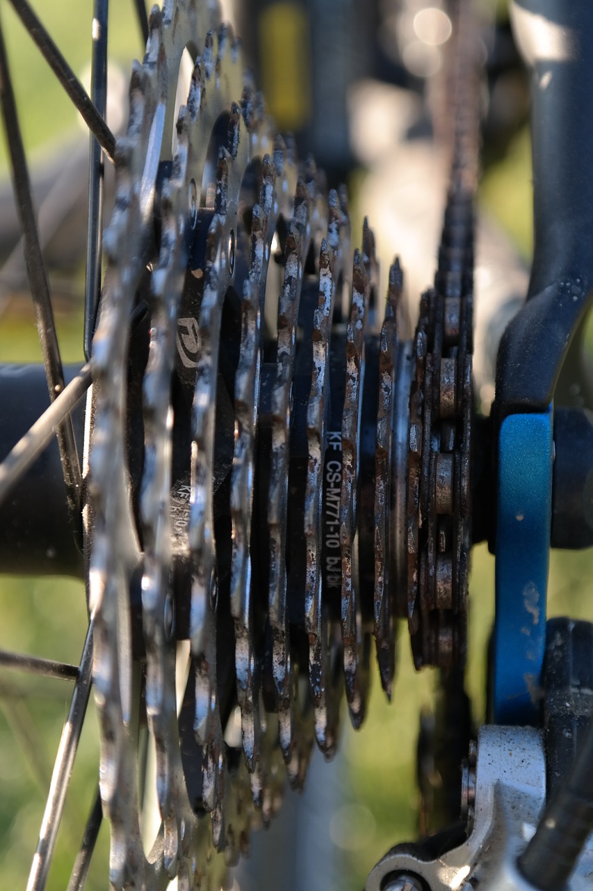 Betrunkener Radfahrer stürzt auf Ortsverbindungsstraße