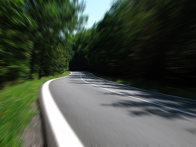 Autofahrerin von Straße gedrängt und geflüchtet: Frau verletzt