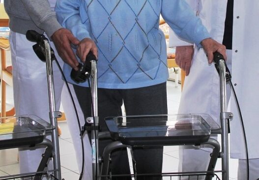 Unbekannter klaut Seniorinnen Geldbörsen aus Rollator