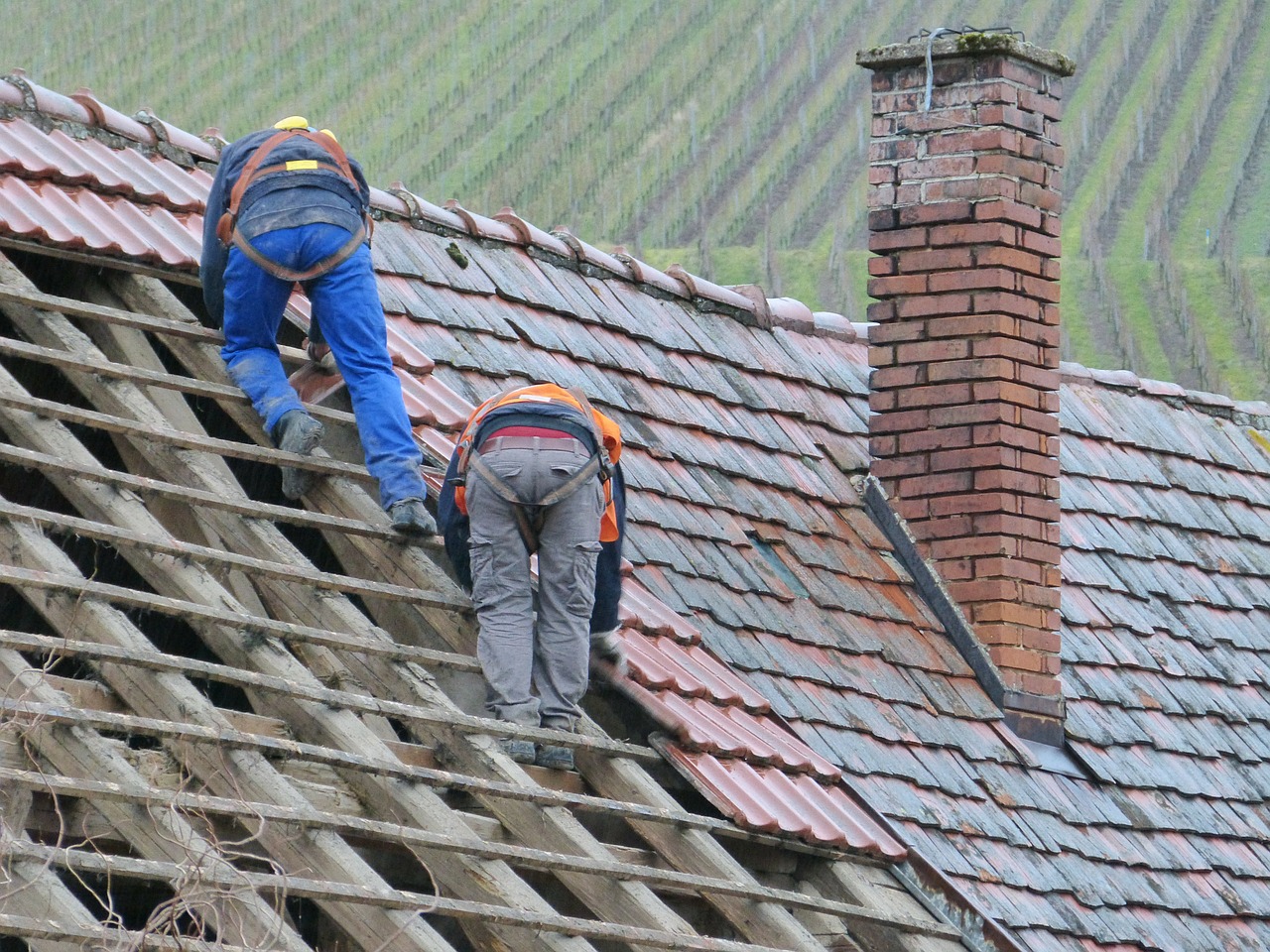 Zwei Arbeiter bei Bauarbeiten vom Dach gefallen