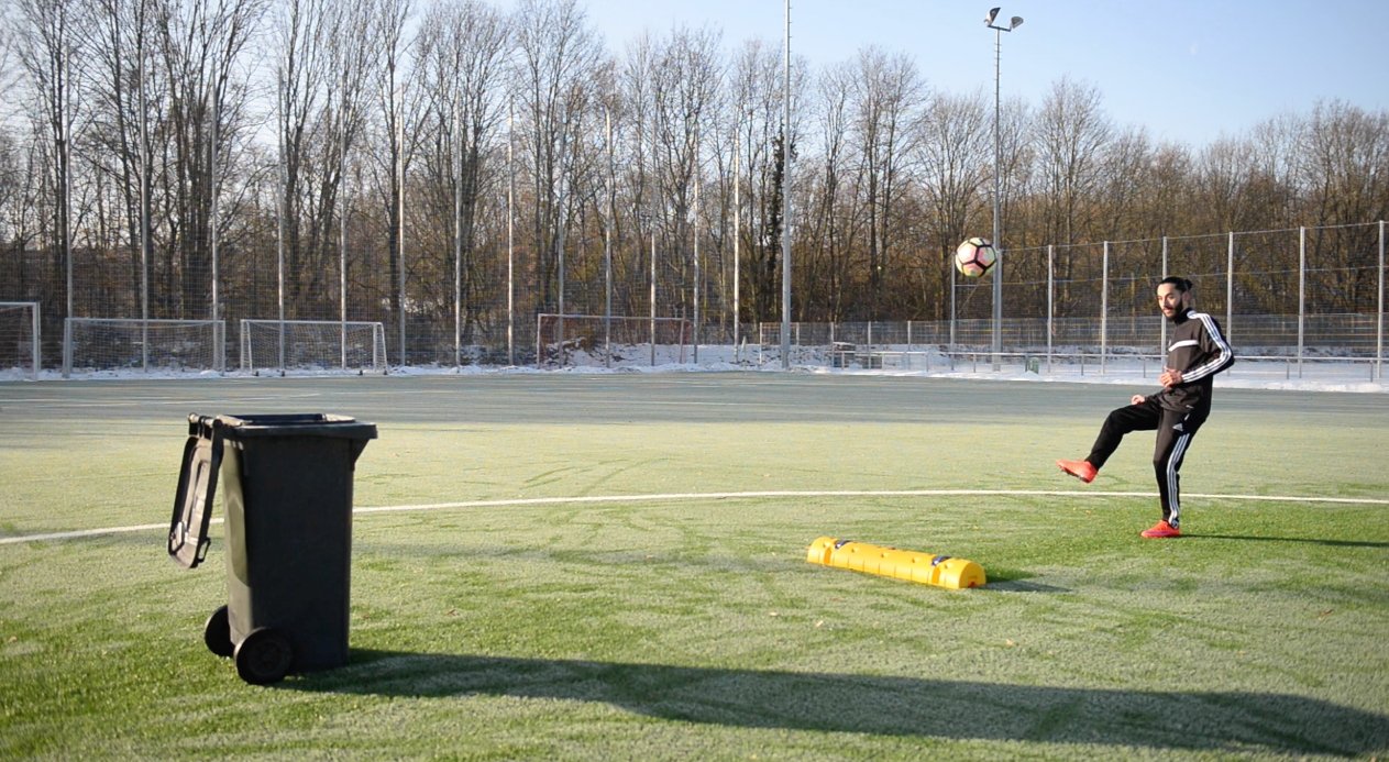 Fußball für den guten Zweck: Junger Weidener Unternehmer spendet für SOS-Kinderdörfer