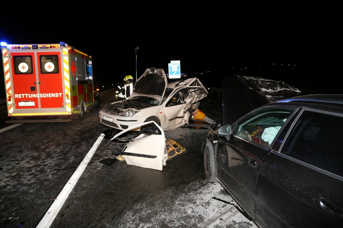 Auto steht auf A93 – Fahrer (44) stirbt bei Unfall