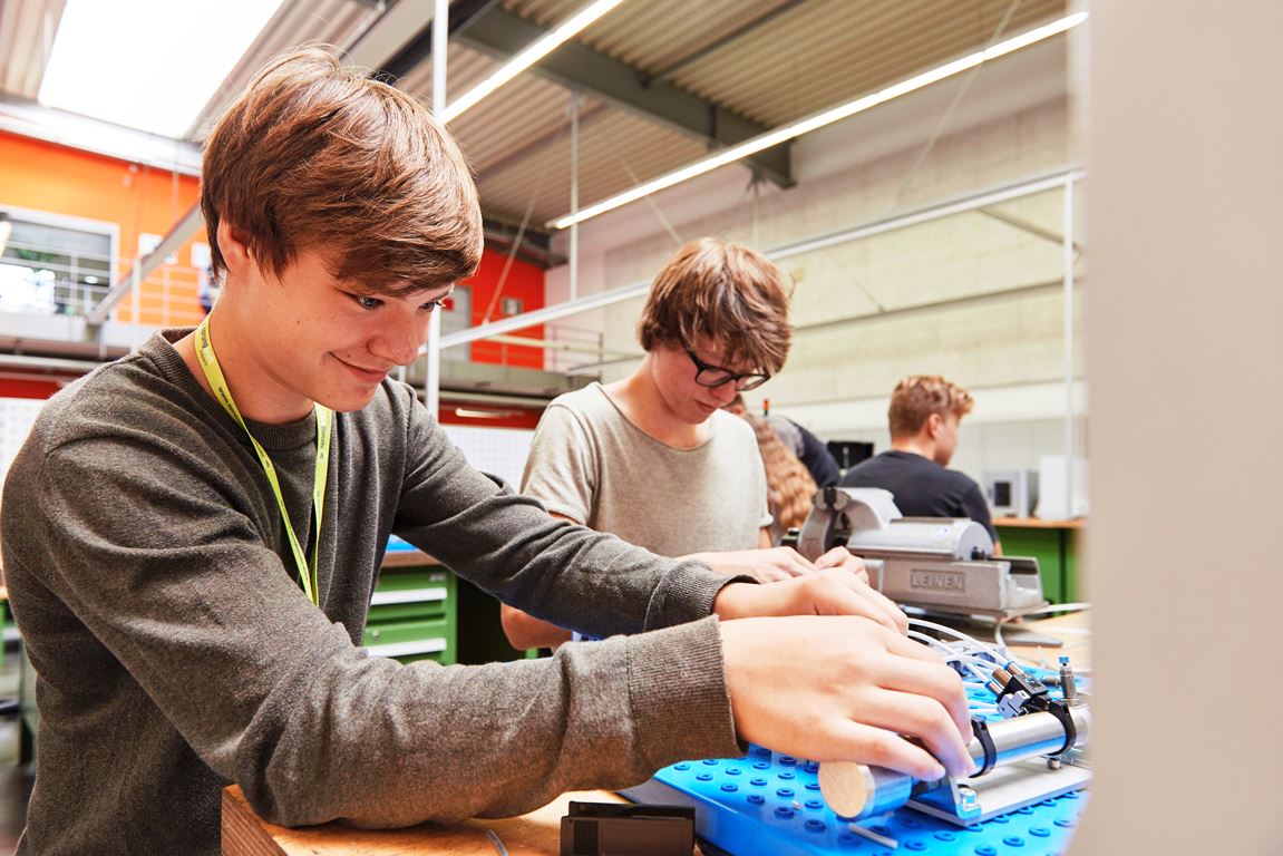Runter von der Schulbank, rein in den Betrieb