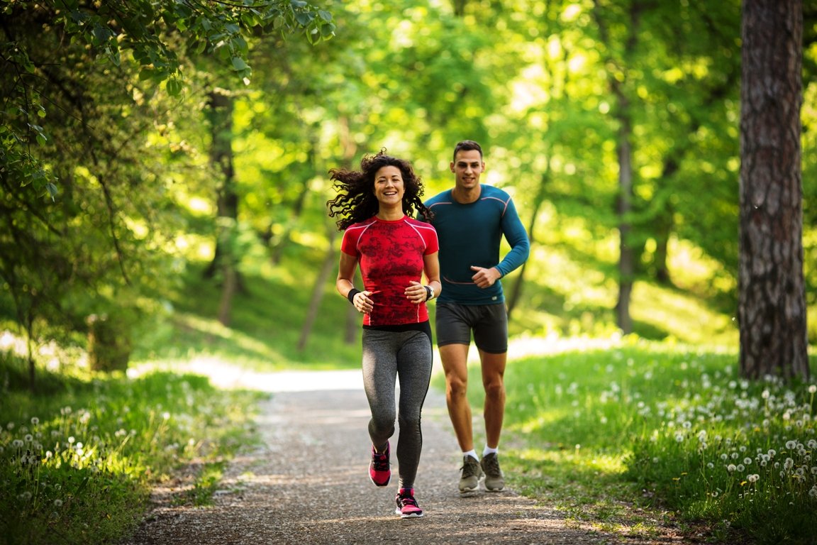 Gemeinsam Laufschuhe schnüren
