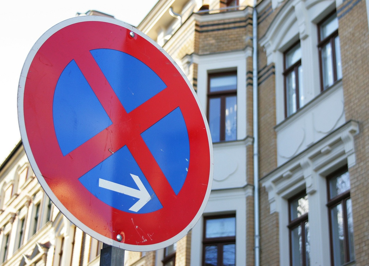 Unbekannter reißt Verkehrsschild aus