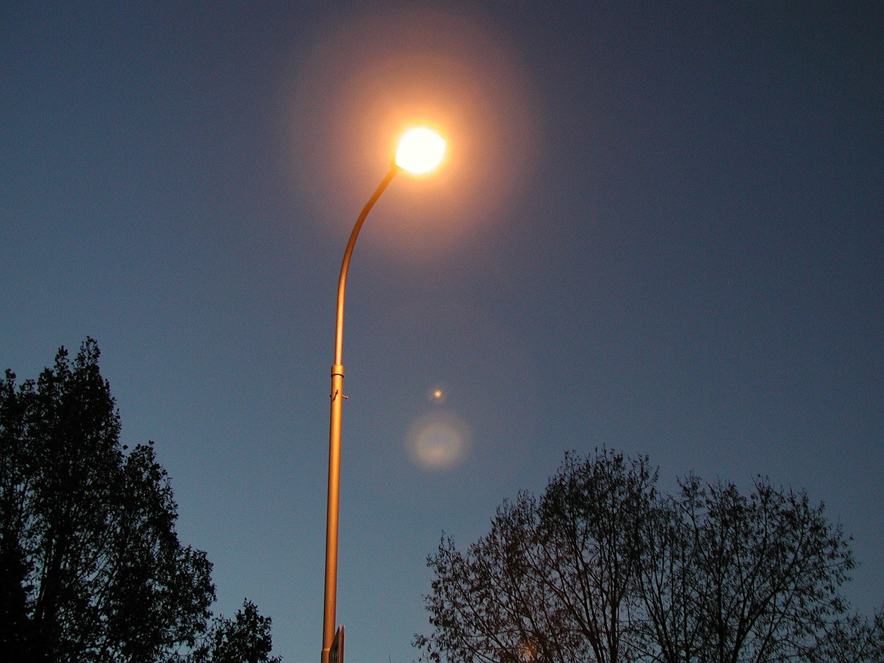 Mann knallt gegen Straßenlaterne