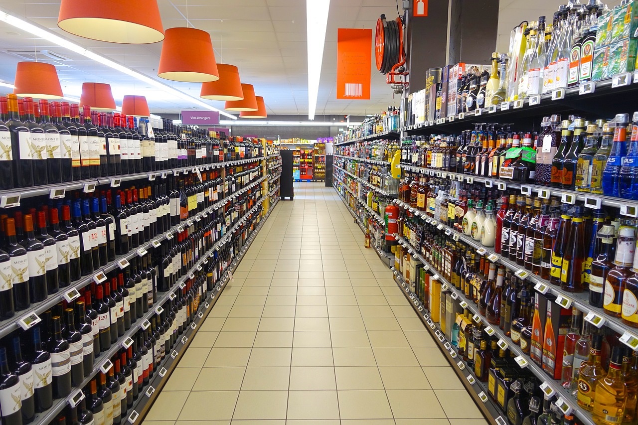 Eingangstür zum Supermarkt aufgehebelt