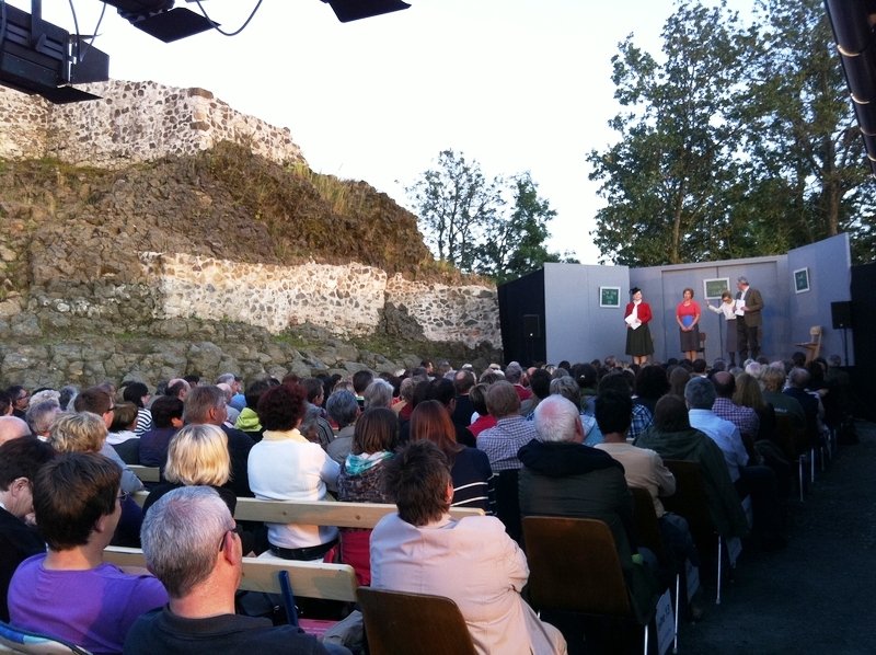 Theater an historischer Stätte: „Altweiberfrühling“ am Schlossberg