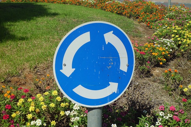 Kreisverkehr übersehen: Totalschaden