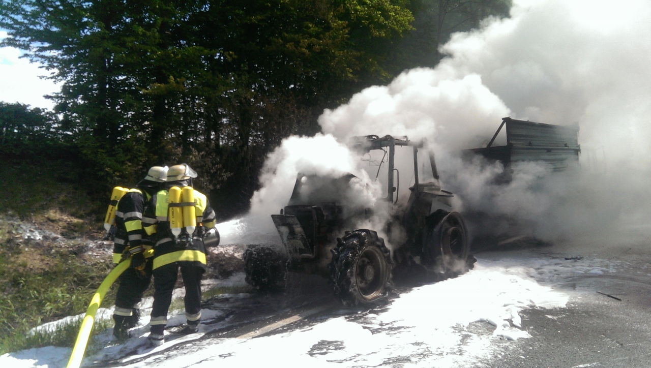 Traktor brennt während der Fahrt vollständig aus