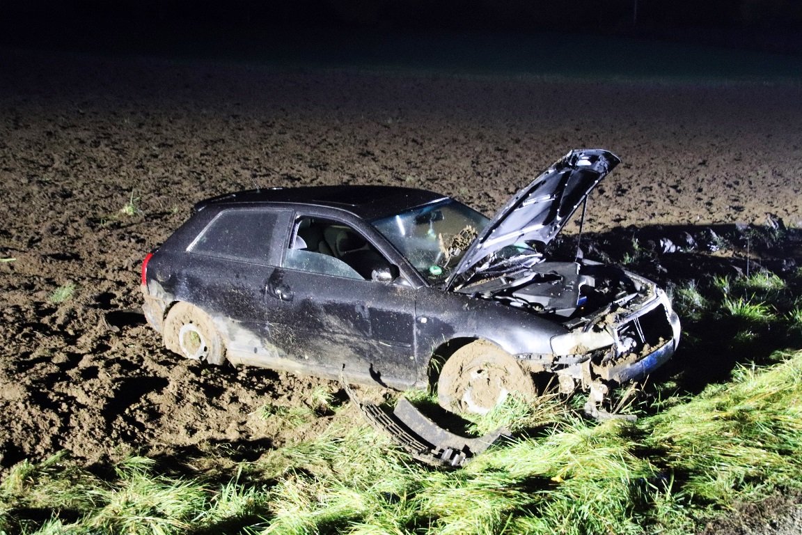 Zu schnell unterwegs: Autofahrer (18) landet im Acker
