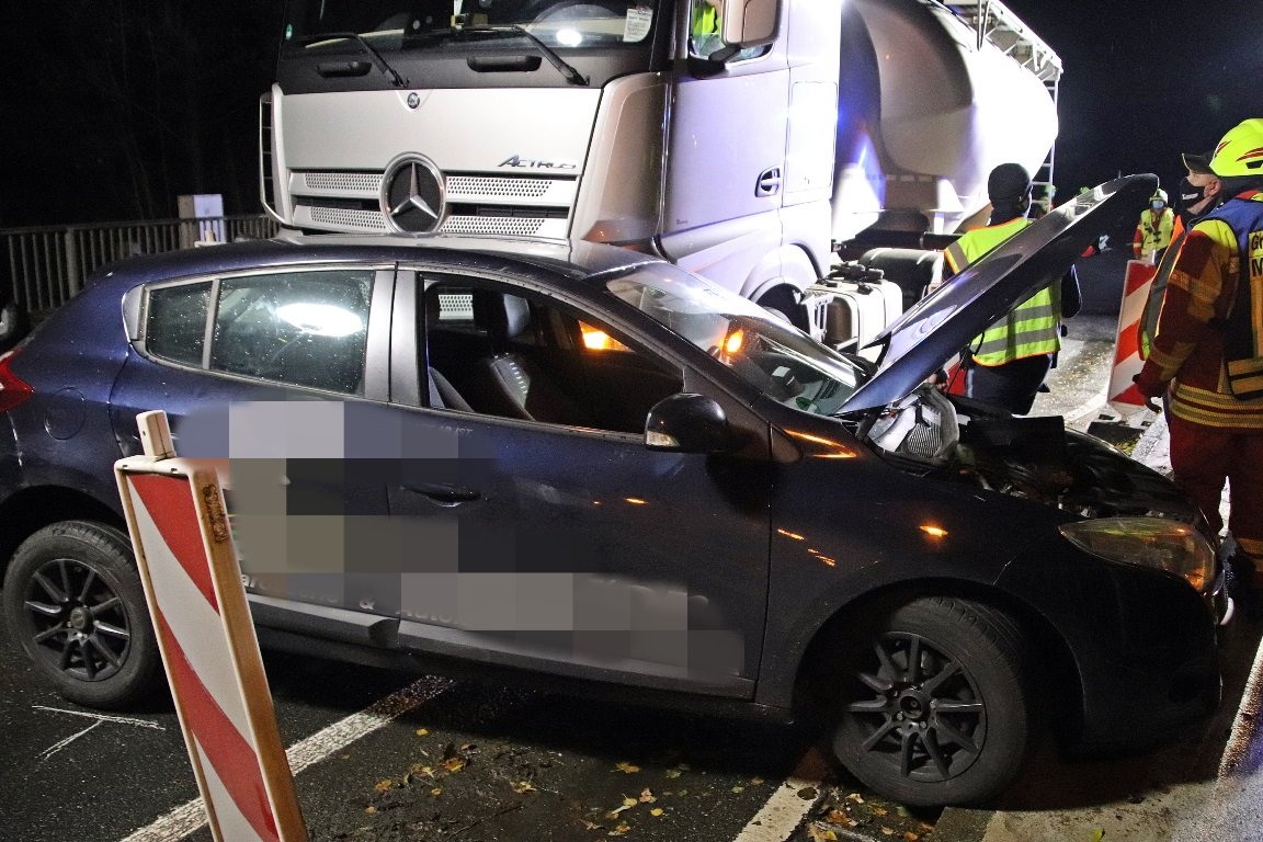 Lkw vs. Renault: Unfall auf Naabbrücke