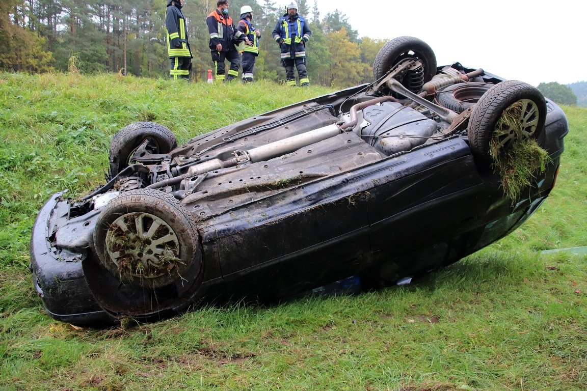 Spektakulärer Unfall: Auto überschlägt sich