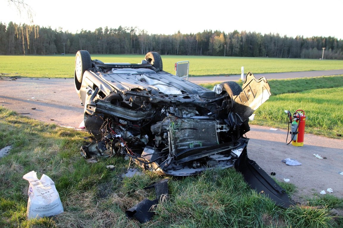Schwerer Unfall bei Mantel: Golf überschlägt sich