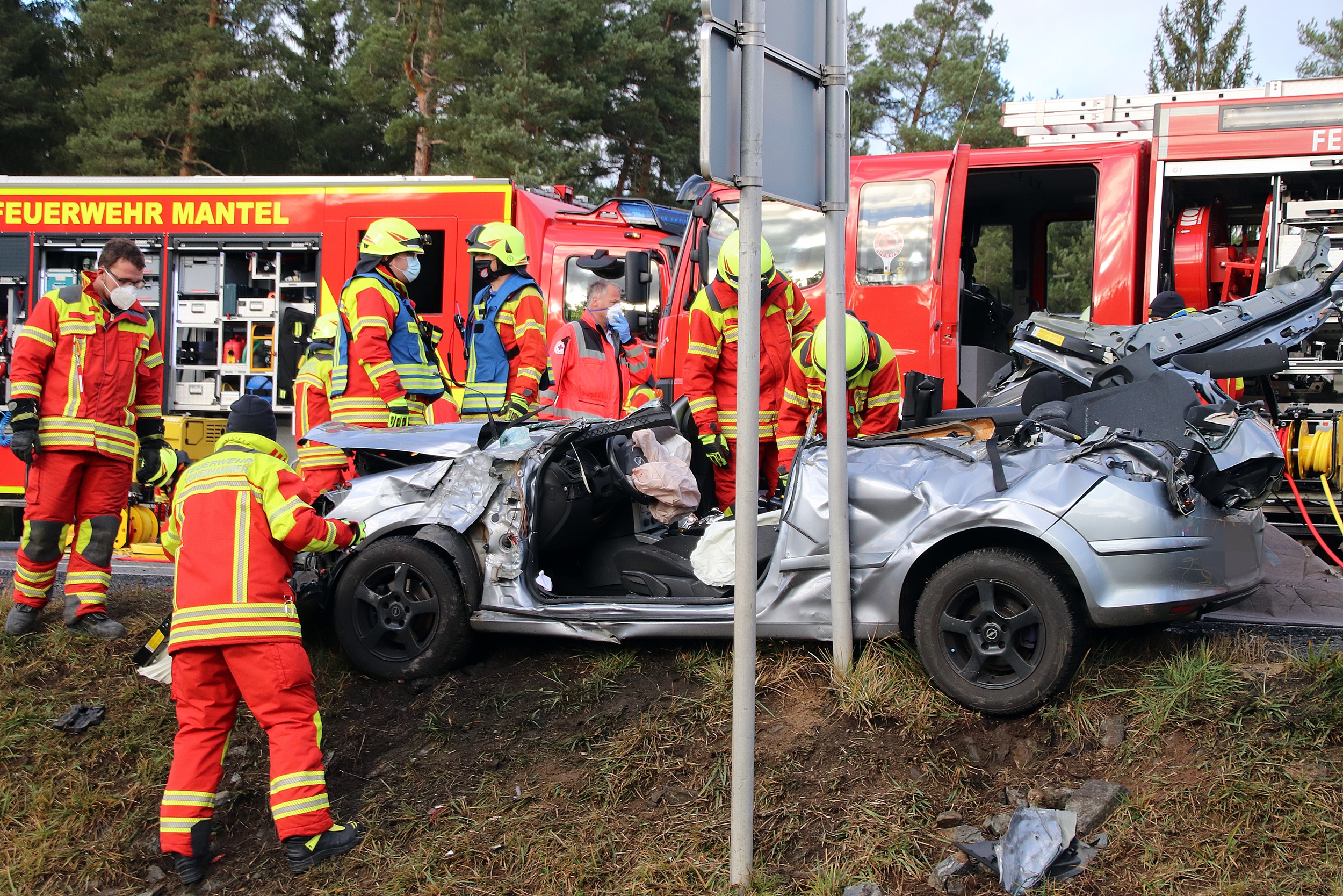 Opel kracht in Autokran: Fahrerin schwer verletzt