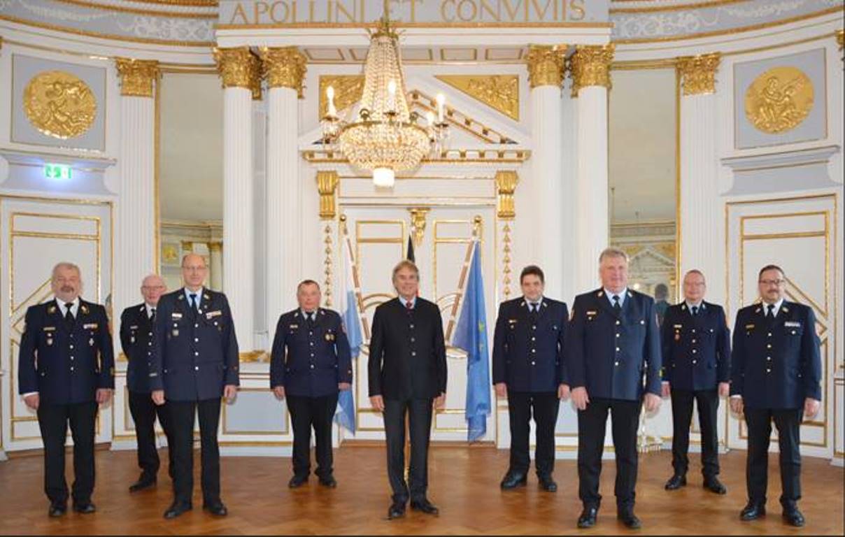 Verdiente Feuerwehrleute erhalten das Steckkreuz